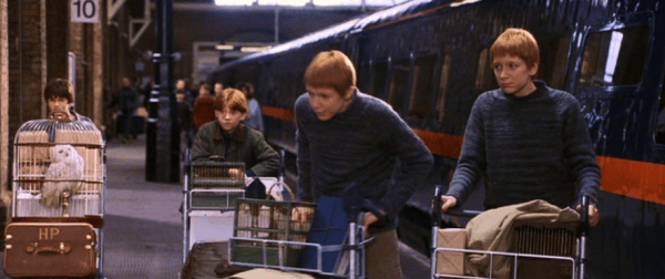 プラットフォームでウィズリー一家に助けられる 