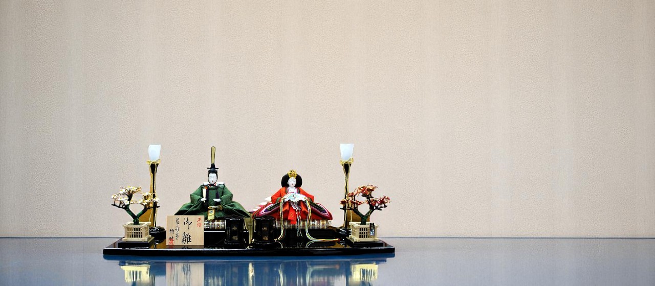 木目の台に飾った親王飾り